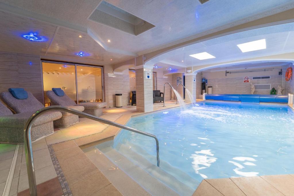 滕比大西洋酒店的一座大型室内游泳池