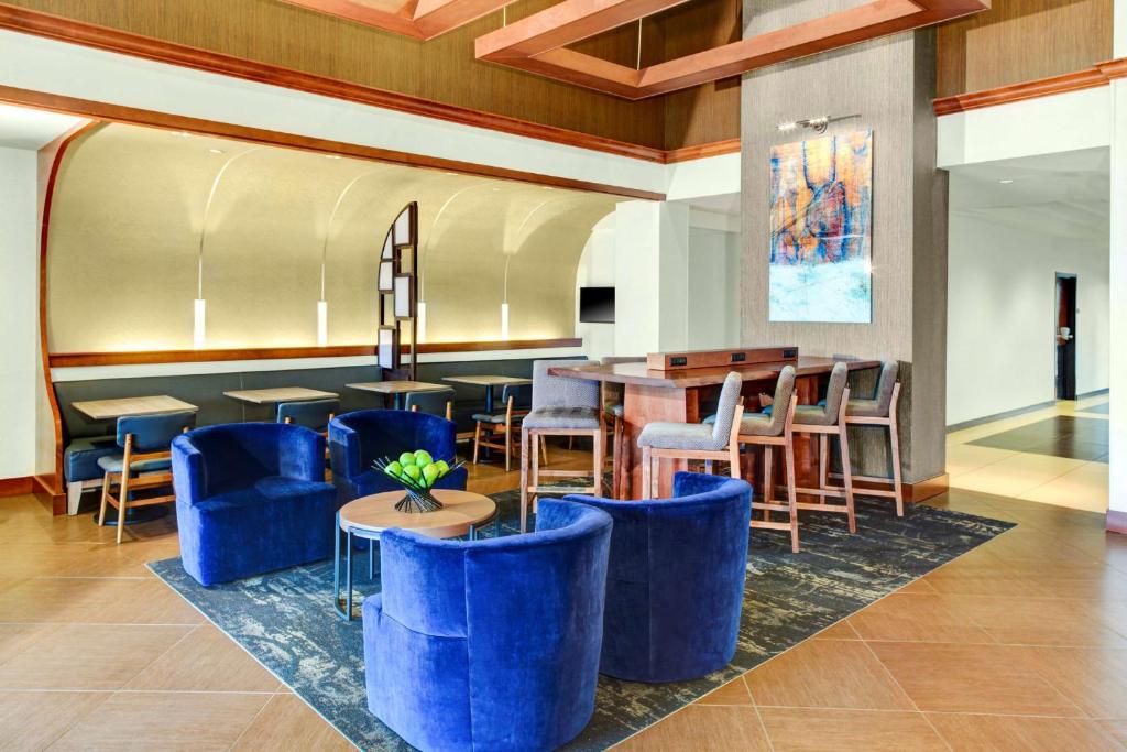 俄克拉何马城俄克拉荷马城机场凯悦酒店的大堂设有蓝色的椅子和桌子