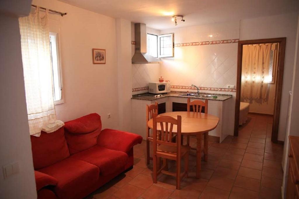科尼尔-德拉弗龙特拉Apartamento Cadiz Bajo的客厅配有红色的沙发和桌子