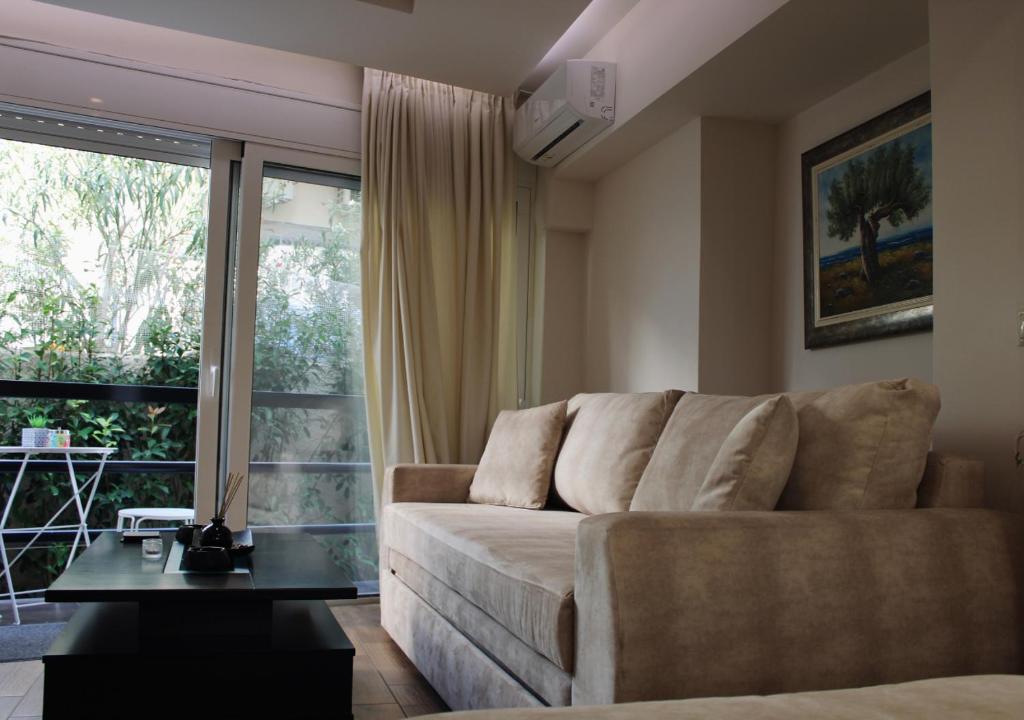 雅典The Ellinikon - Metro Apartment的带沙发和大窗户的客厅
