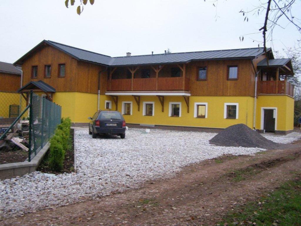 VlciceApartment Vlčice u Trutnova的前面有停车位的房子