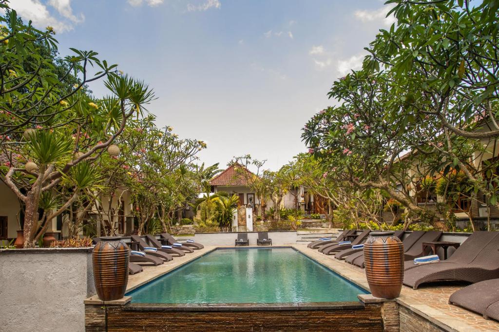 蓝梦岛Tropical Garden by TANIS的度假村的游泳池,带躺椅