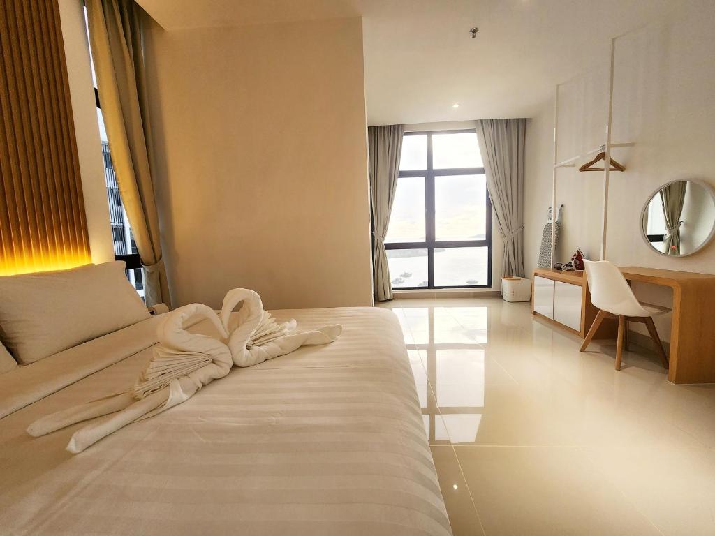 哥打京那巴鲁The Shore Kota Kinabalu City Centre by LW Suites的一间卧室配有一张床,床上有毛巾