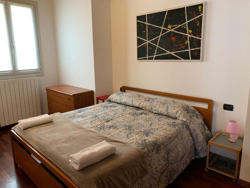 奥里奥阿塞里奥Apartment Orio 2的卧室配有一张床,墙上挂有绘画作品