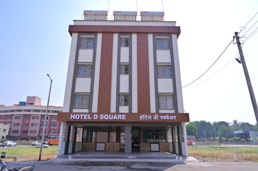 舍地HOTEL D SQUARE .的一座建筑的顶部有一个钟楼