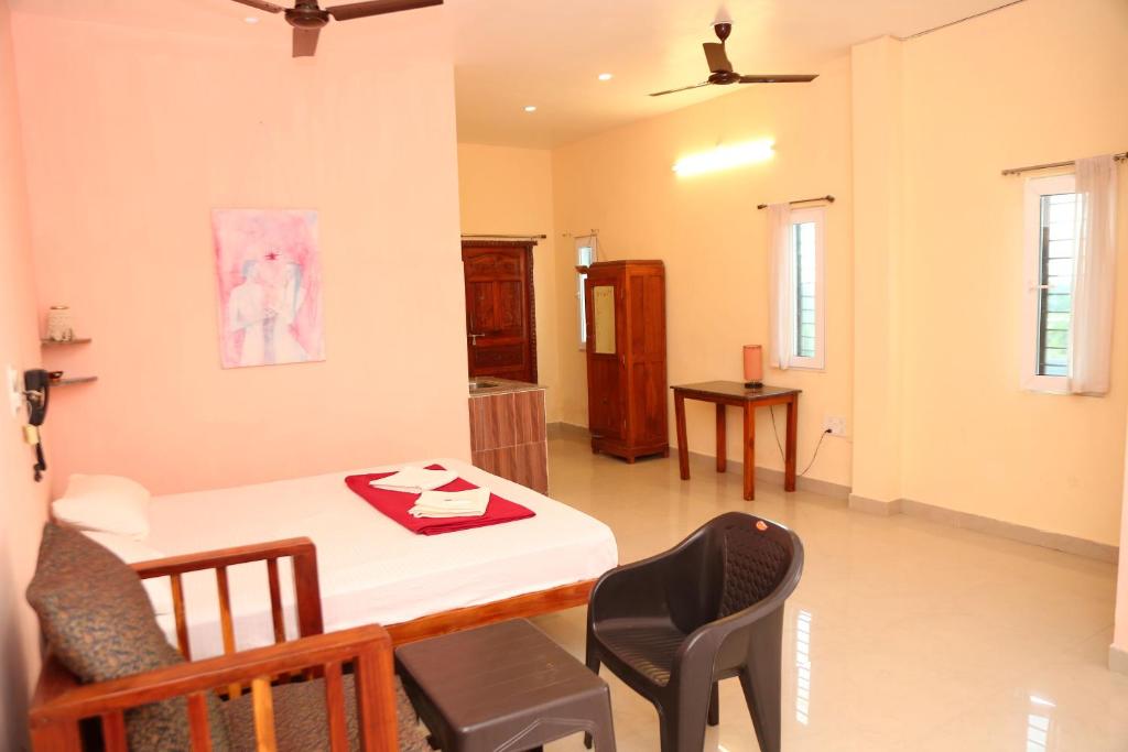 黎明之村Blissful Haven Art House - near entrance to Auroville的厨房以及带桌椅的用餐室。