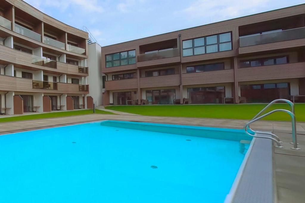 滨湖采尔Lakeside Luxury Apartments的大楼前的游泳池