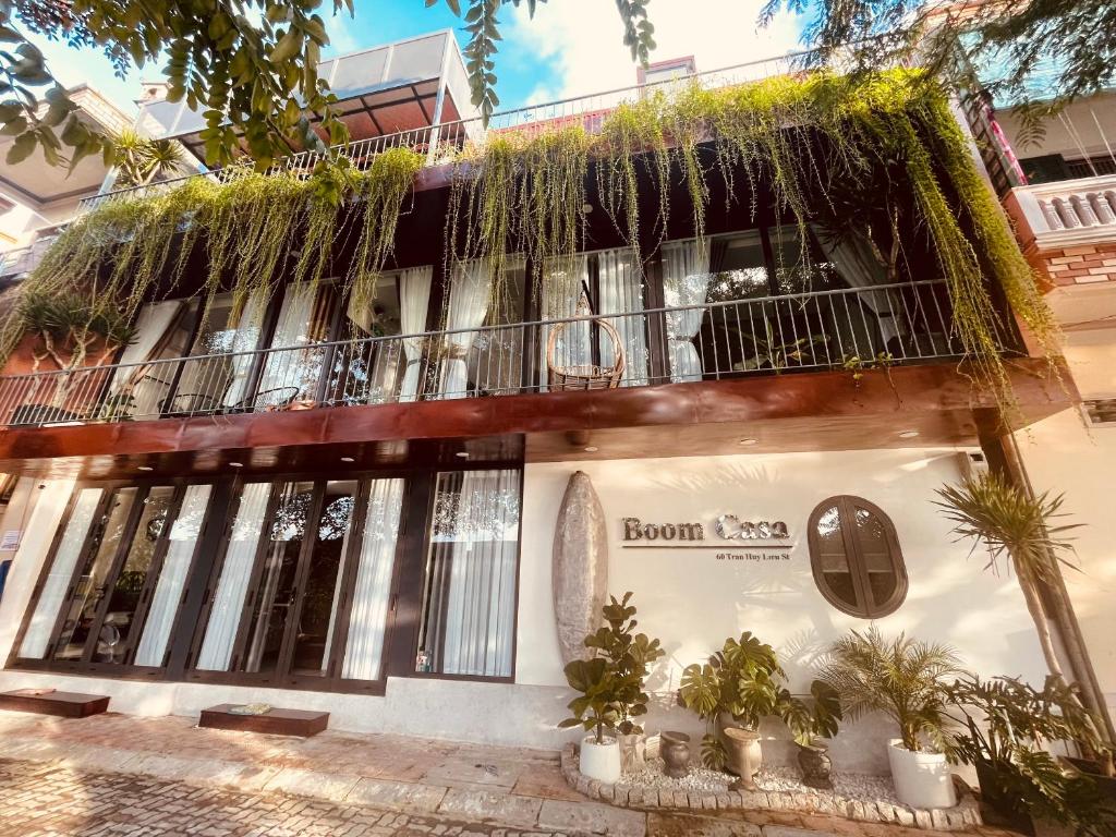 顺化Boom Casa Homestay的一座建筑,阳台上种植了植物