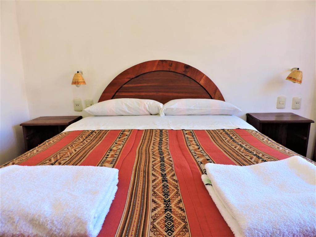 Comunidad ChallapampaTITI QALA HOSTEL的一间卧室配有一张大床和两个枕头