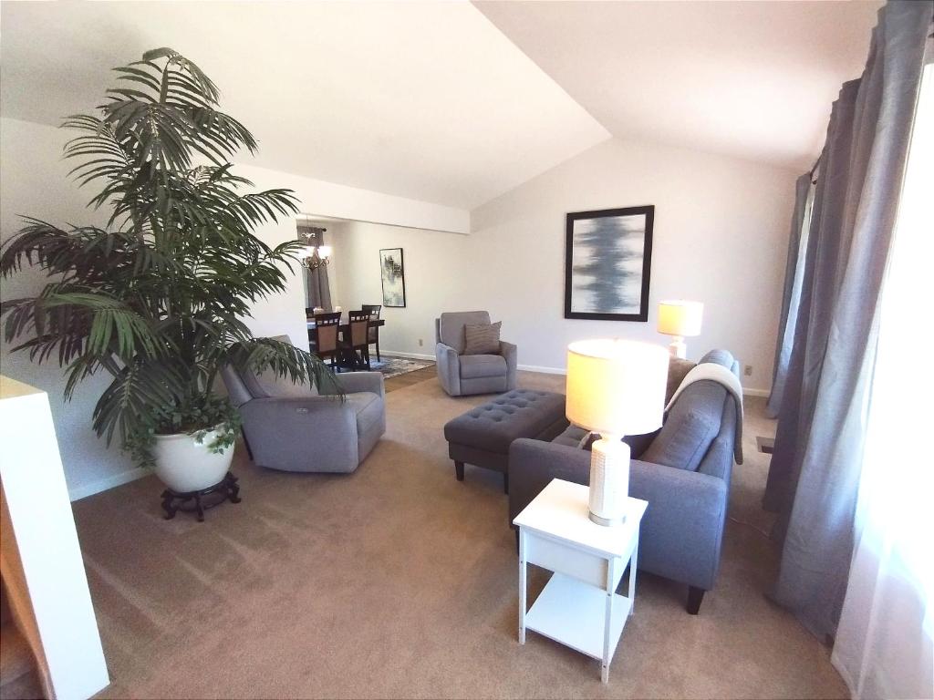 瓦列霍2 Bedrooms-SF Napa Ready!的客厅配有蓝色沙发和植物