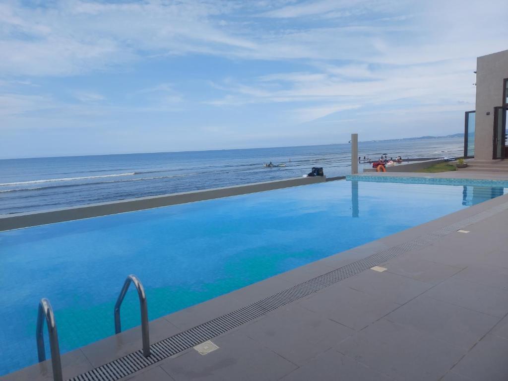 利安TANA Beach Villas的享有海滩景致的游泳池