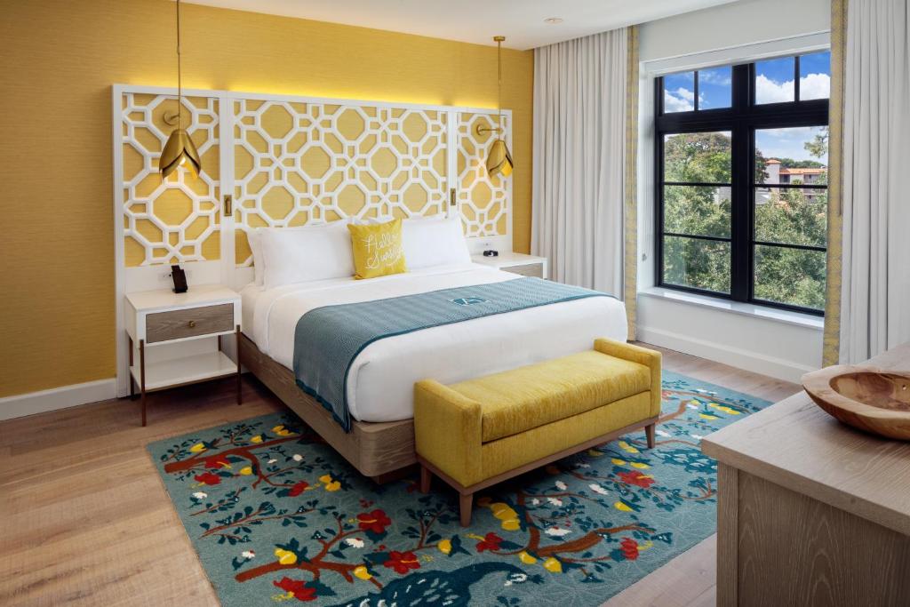 奥兰多阿尔冯德旅馆的一间卧室设有一张大床和黄色的墙壁