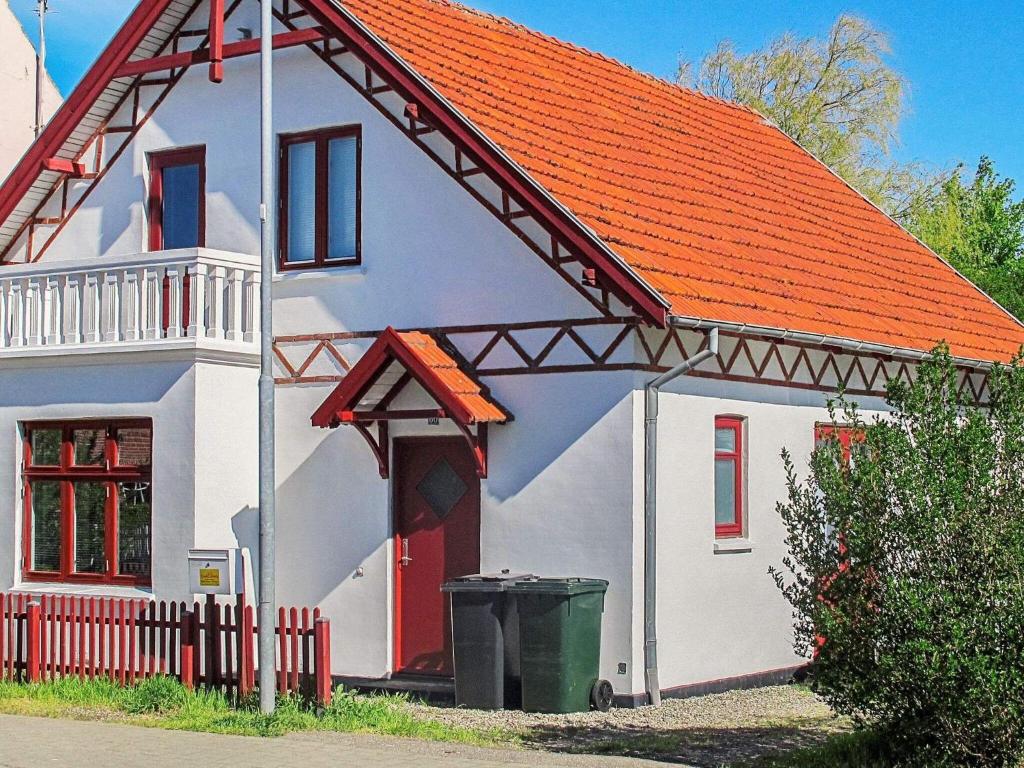 HolebyHoliday home Holeby的一座白色的小房子,拥有橙色的屋顶