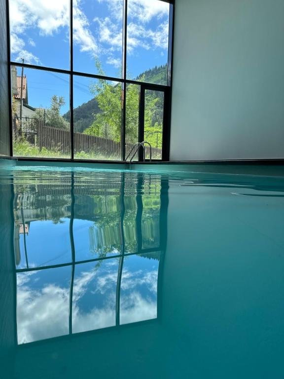 曼泰加什Hotel da Fábrica的水面上映着天空的游泳池
