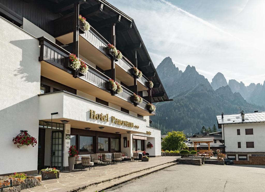 圣马蒂诺-迪卡斯特罗扎Hotel Panorama的山地酒店
