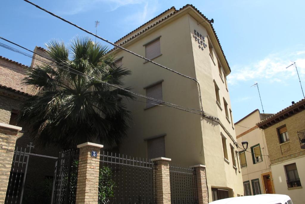 陶斯特Hostal Casa Pepe的前面有棕榈树的建筑