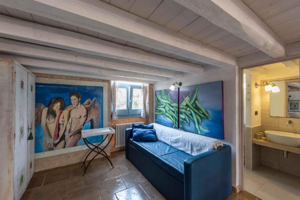 斯蓬加诺Apartments in Spongano/Apulien 20947的客厅配有蓝色的沙发和水槽