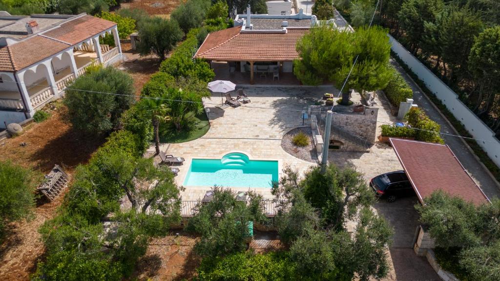 奥斯图尼Villa Sorbole的享有带游泳池的房屋的空中景致