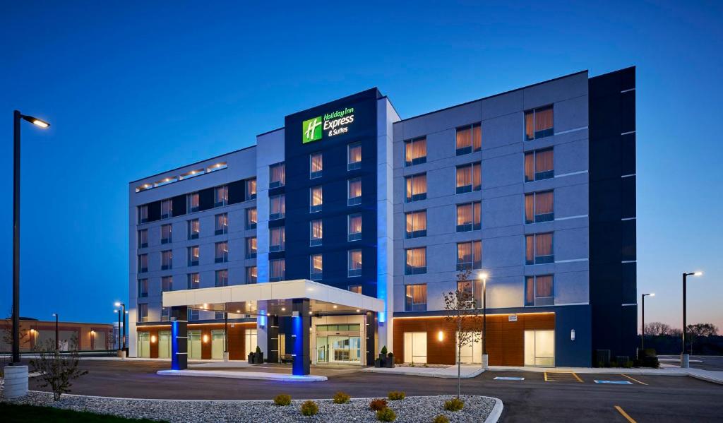 Saint Clair BeachHoliday Inn Express & Suites Windsor East - Lakeshore, an IHG Hotel的夜间酒店建筑的图片