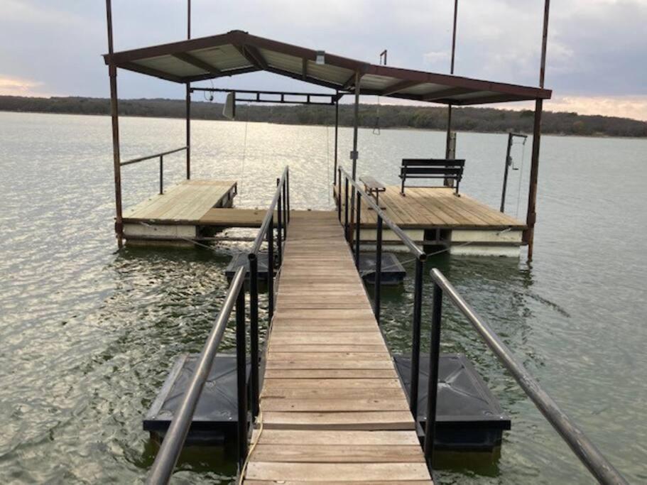 西斯科Lobo Lake Cabin的湖上的一个码头,上面有长凳