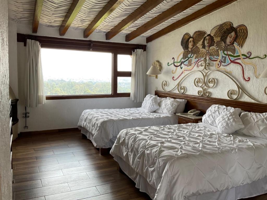 莫雷利亚圣何塞别墅套房酒店 的酒店客房设有两张床和窗户。