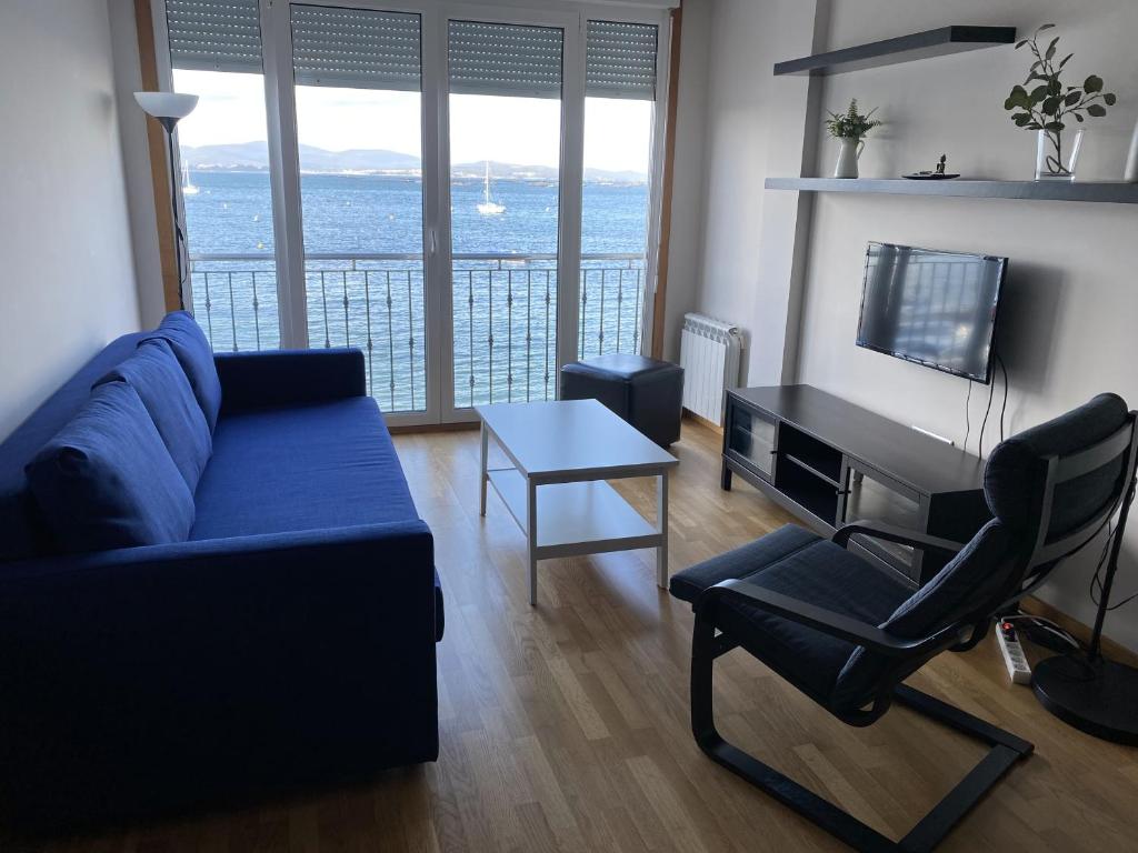 艾利亚德亚罗萨Apartamento en la Isla con vistas al Mar的带沙发、桌子和电视的客厅