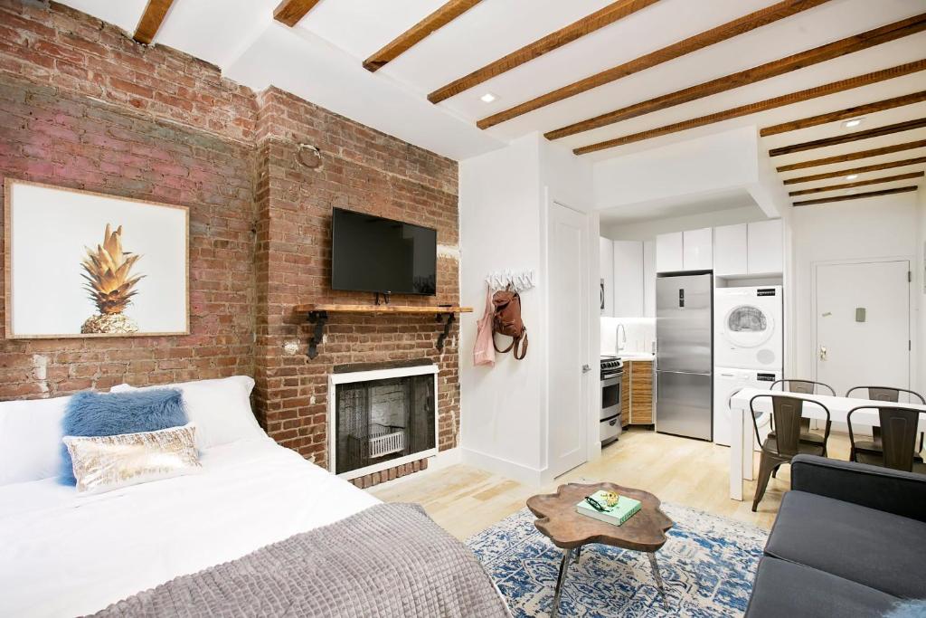 纽约24-6 Gramercy area Newly reno Studio W D in unit的砖砌客房 - 带一张床和壁炉