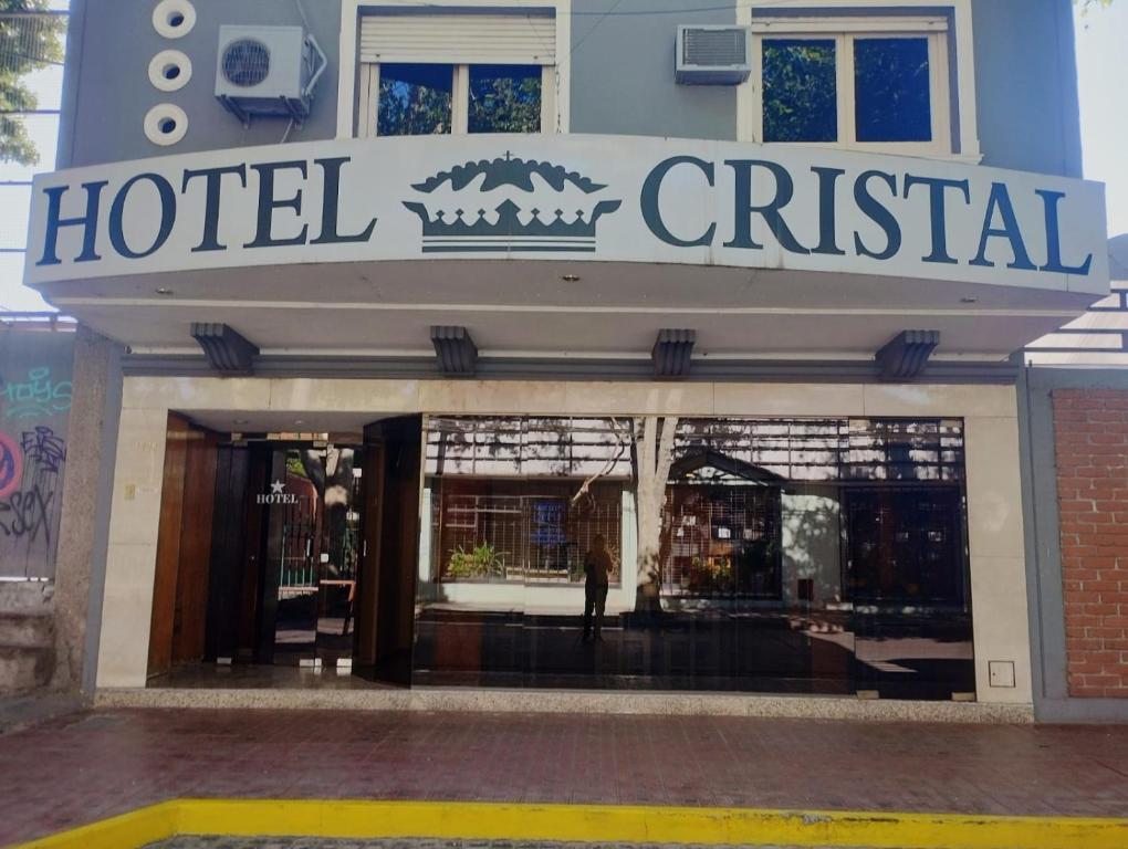 门多萨Hotel Cristal的大楼前的酒店标志