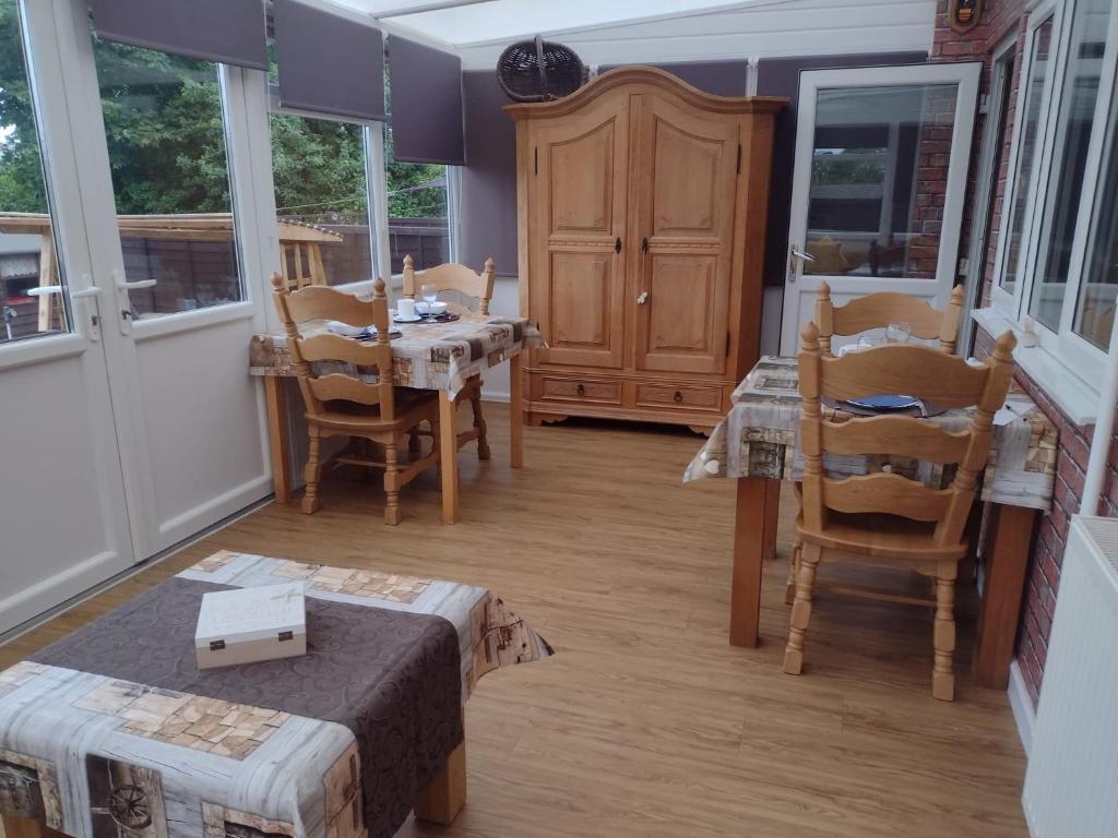 托特兰Little Bassett Bed & Breakfast的客房设有桌椅和窗户。