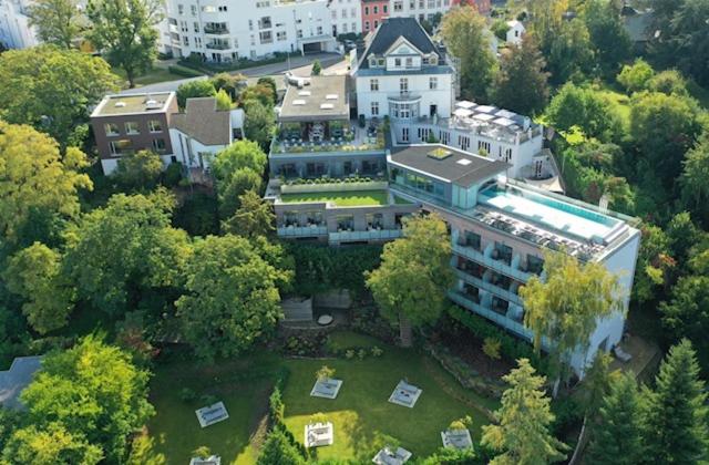 特里尔胡格尔别墅酒店的享有大建筑的空中景致,设有庭院