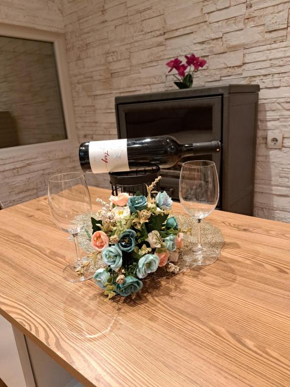 伊加洛Apartman lux REA1的桌子上放有一瓶葡萄酒和两杯酒