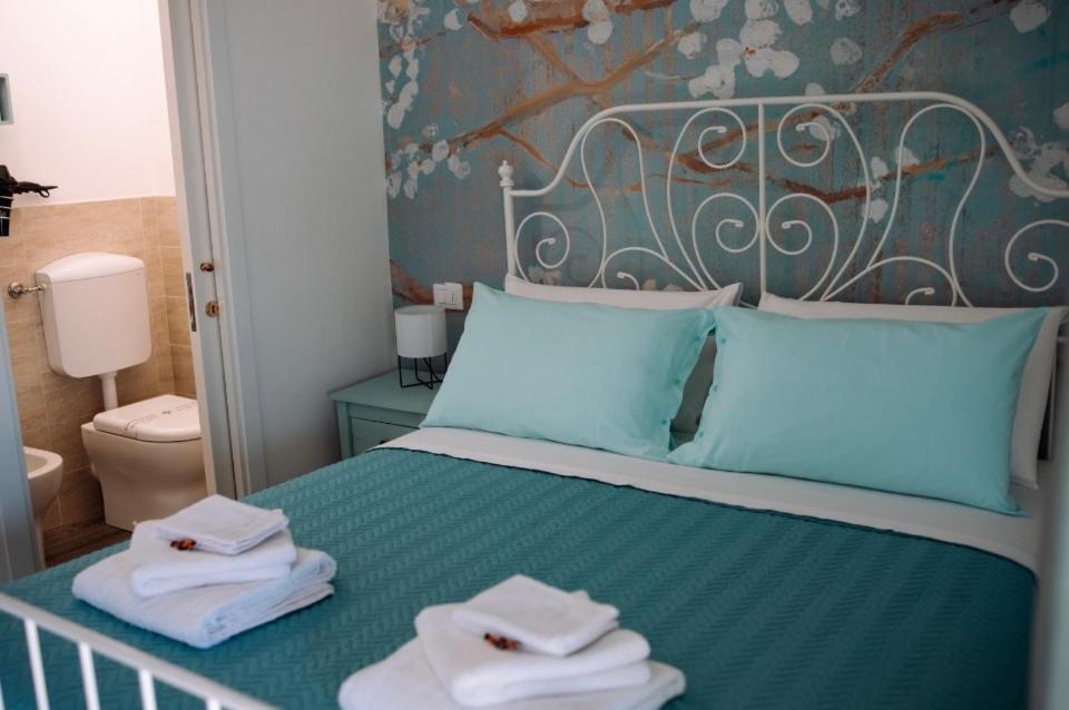博洛尼亚B&B La Fenice的一间卧室配有带毛巾的床