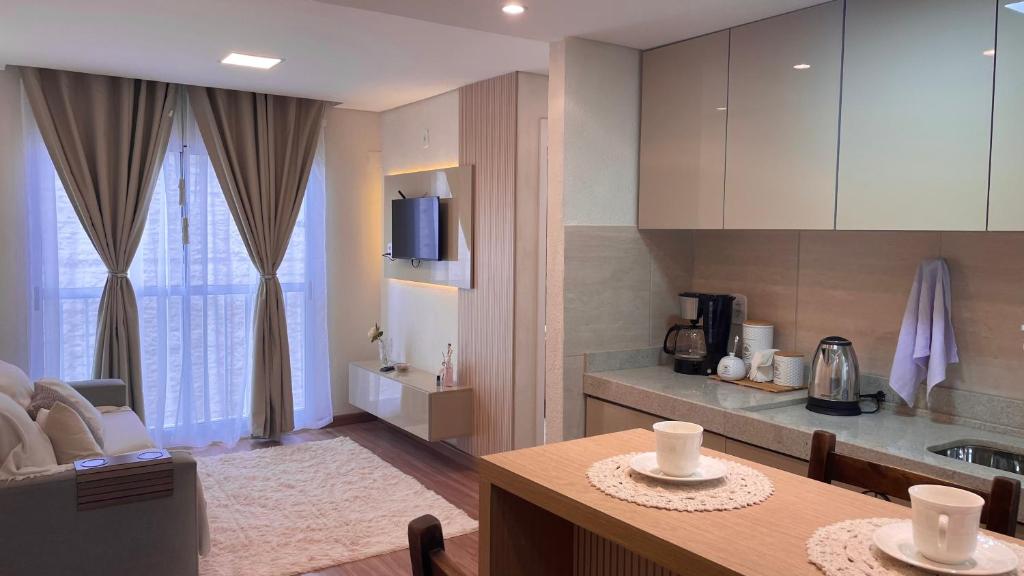 巴热Elegante Apartamento, com ótima localização, na principal avenida de entrada em Bagé的厨房配有桌子和厨房。