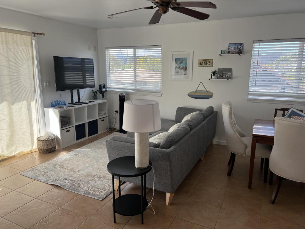 凯卢阿Kailani Loft, Kailua Coconut Grove 1-bedroom的客厅配有沙发和桌子