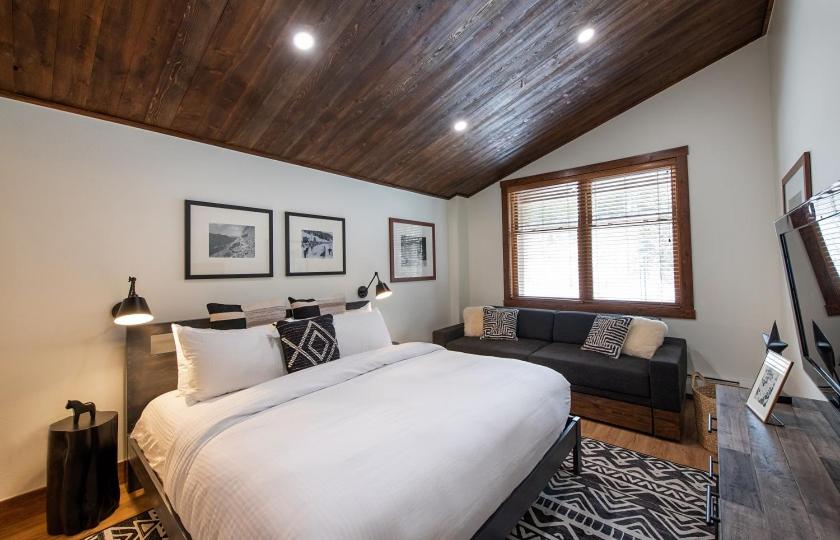 冬季公园Zephyr Mountain Lodge Premium-Rated 2100的一间卧室配有一张大床和一张沙发