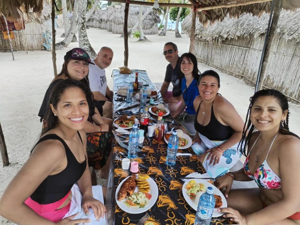 Arritupo Número DosGunayar amazing的一群人坐在桌子旁吃着食物