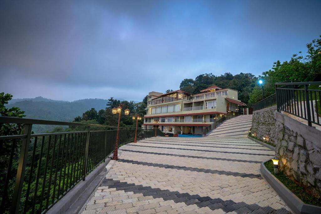 KakkadampoyilMisty Queen By Dimora Hotels的一座带楼梯的建筑,通往阳台