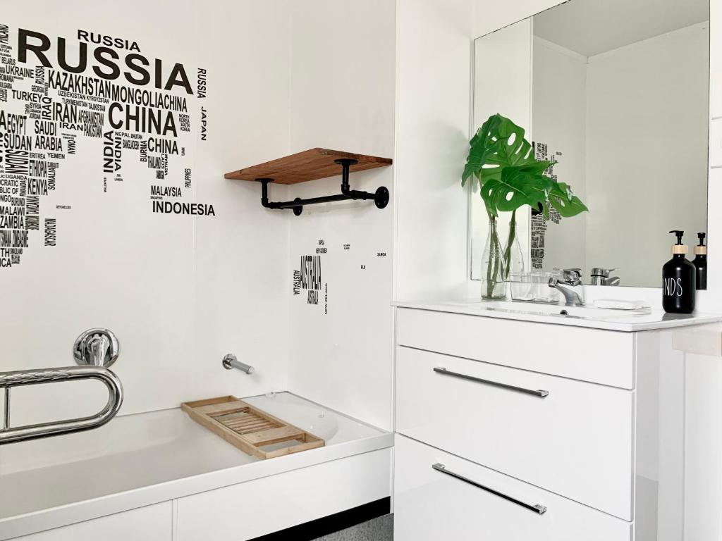 M&amp;K Home with central air condition, 4 bedrooms, by Chartwell Shopping Centre平面图