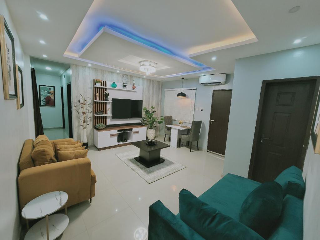 伊凯贾1 Bedroom Entire APT - Kitchen - Wi-Fi的带沙发和电视的客厅
