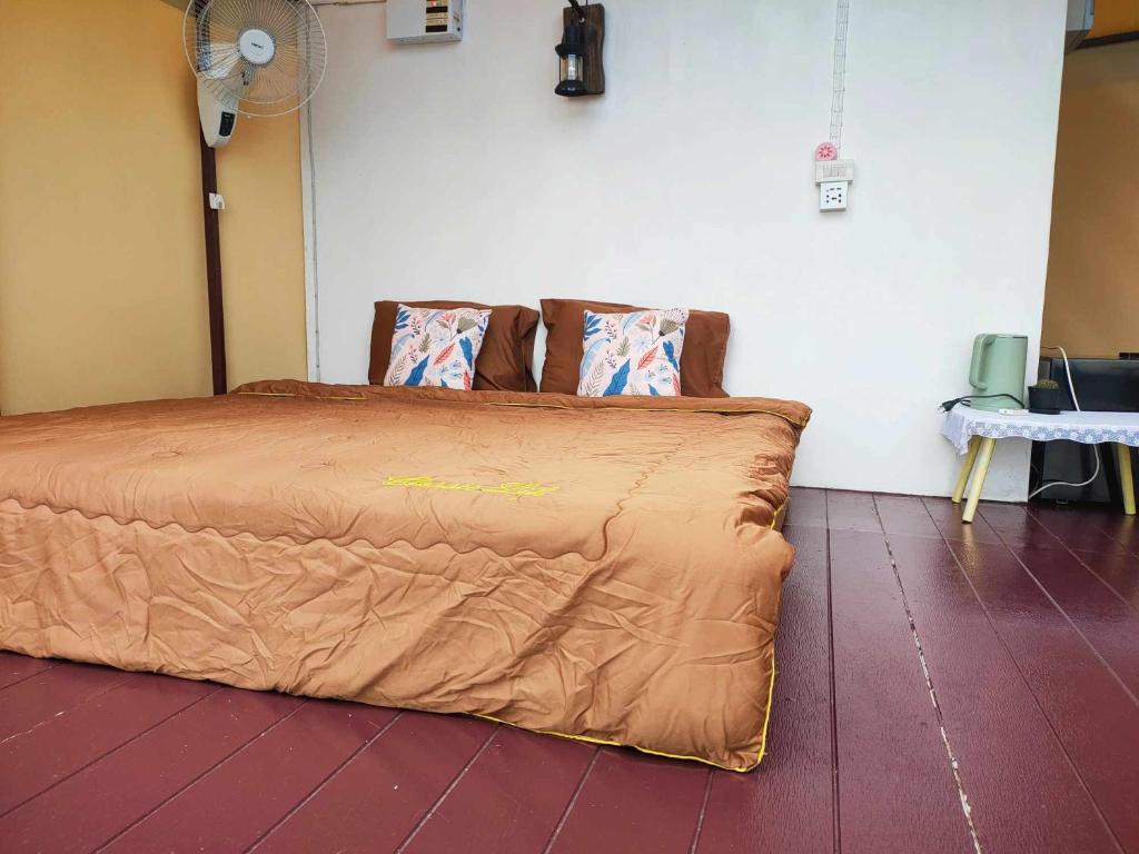 Ban Huai Khaiบ้านไร่นายสิงห์-Banrainaysing的一张床上有两个枕头的房间