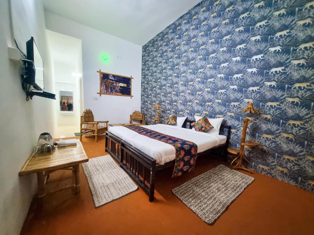 DhanwārSaalwood Safari Lodge的一间卧室设有一张床和蓝色的墙壁