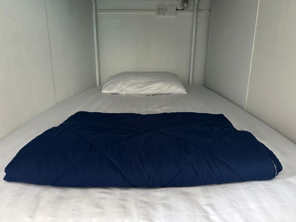 Blue Flow Hostel客房内的一张或多张床位