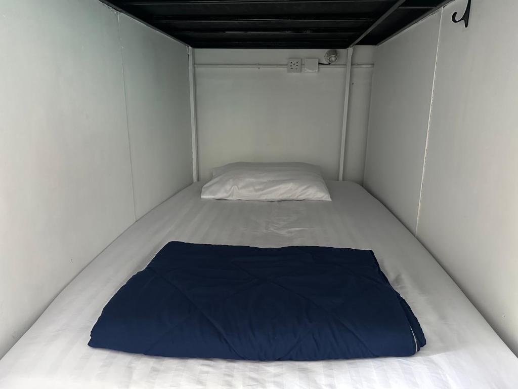 Blue Flow Hostel客房内的一张或多张床位