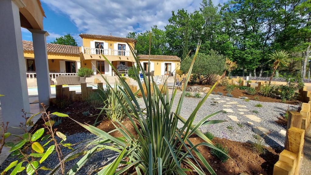 雷居斯le Mas Provençal的前面有植物的房子
