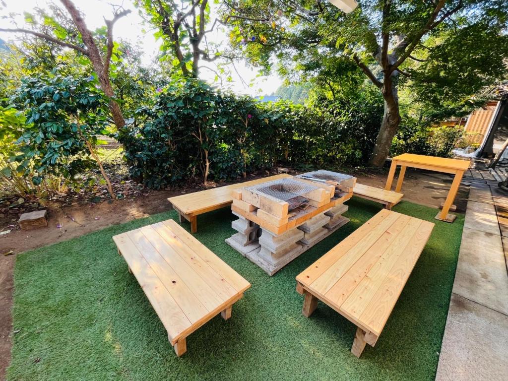 千叶Izakaya inn "Tsubaki" - Vacation STAY 14130的草地上的野餐桌和长椅