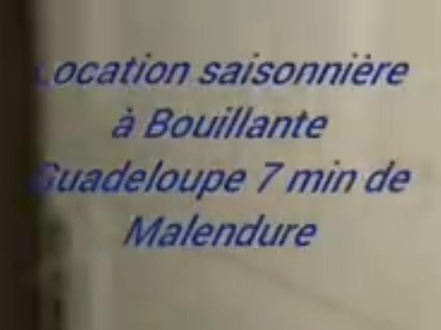 波尔兰特Chez Vava et Maïanne的贴上词典辅助和轰炸机名称的标志