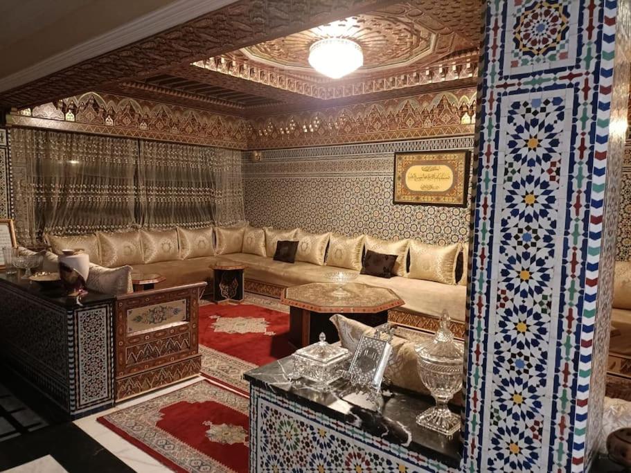 拉巴特Villa à la décoration marocaine的客厅配有沙发和桌子