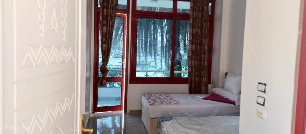 阿斯旺艾尔阿敏旅馆的一间卧室设有一张床和一个窗口