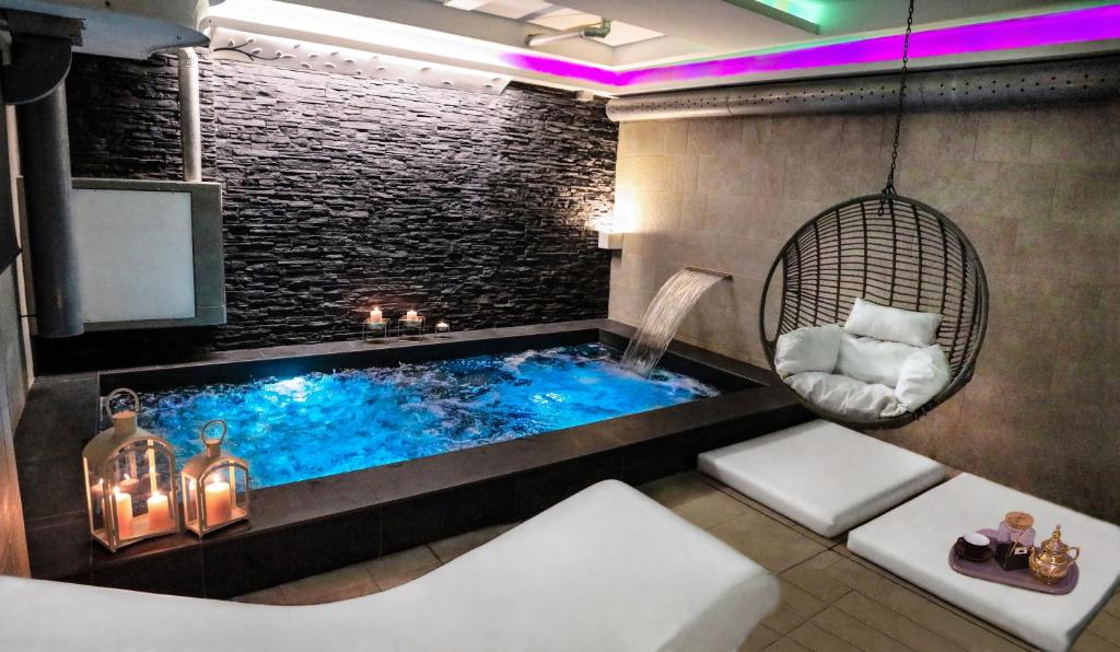 卡坦扎罗古列尔莫酒店的浴室配有带秋千的大浴缸