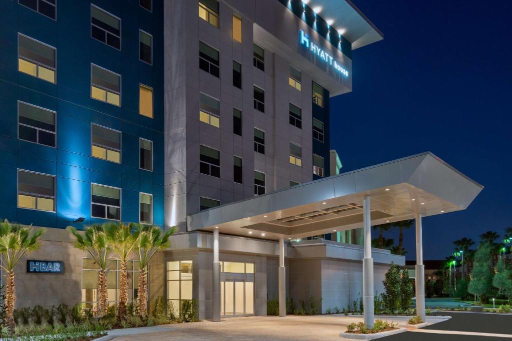 奥兰多Hyatt House Orlando Airport的一家晚上设有加油站的酒店